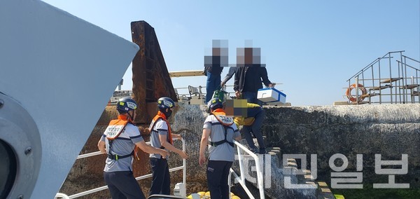 마라도 주민들이 소중한 투표권을 행사하기 위해 해경이 제공한 연안구조정에 오르는 모습