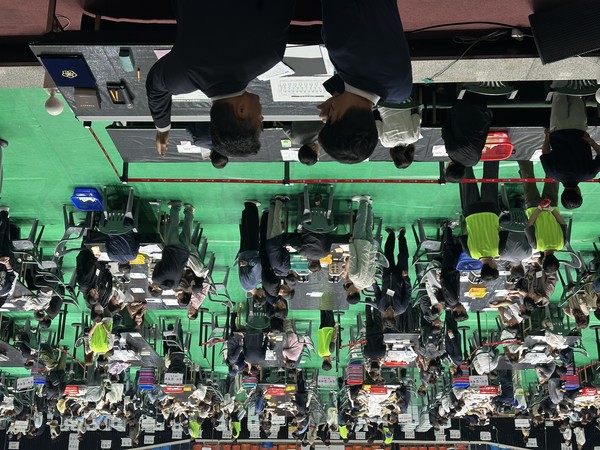 제주시선관위원장과 사무국장이 개표장을 바라보며 의견을 나누는 모습.