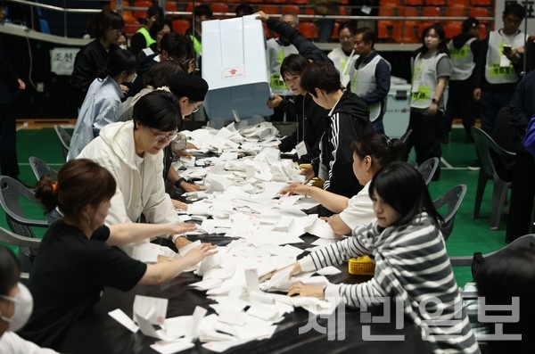 제21대 대통령 선거일인 3일 제주종합경기장 한라체육관에서 개표 작업이 진행된 가운데 일부 참관인들이 개표 절차에 크고 작은 의혹을 제기했다.전예린 기자