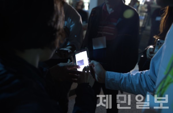 일부 개표 참관인들은 "투표함 봉인지 곳곳이 뜯어져 있다"며 민원을 제기했다.전예린 기자 