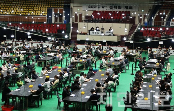 제21대 대통령 선거일인 3일 제주종합경기장 한라체육관에서 개표 작업이 진행됐다.전예린 기자