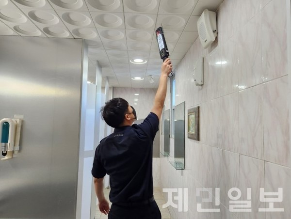 도 자치경찰단은 여름 성수기를 앞두고 제주를 찾는 가족 관광객들을 위해 '우리가족 안심숙소 사전점검'에 나선다.(사진=도 자치경찰단)