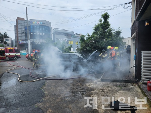 6일 서귀포시 남원읍 한 건물 주차장에 주차된 전기차에서 연기가 피어올라 출동한 119가 초동조치를 취하고 있다.(사진-제주소방안전본부)