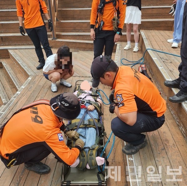 6일 성산일출봉 정상에서 급성뇌경색 증상을 보인 60대 여성 관광객이 헬기를 통해 긴급 이송됐다.(사진-제주도소방안전본부)