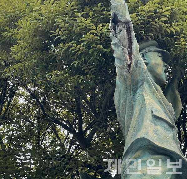 7일 오전 제주시 건입동 소재 모충사를 확인한 결과 시설물이 녹슬고 훼손된 채 방치된 곳들이 곳곳에서 발견됐다.전예린 기자 