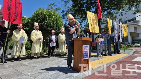 지난 5일 제주시 애월읍 광령1리 주민 200여명은 제주시청 민원실 앞에서 종합폐기물 처리시설에 반발하며 사업 철회를 촉구하는 주민 총궐기대회를 열었다.전예린 기자 