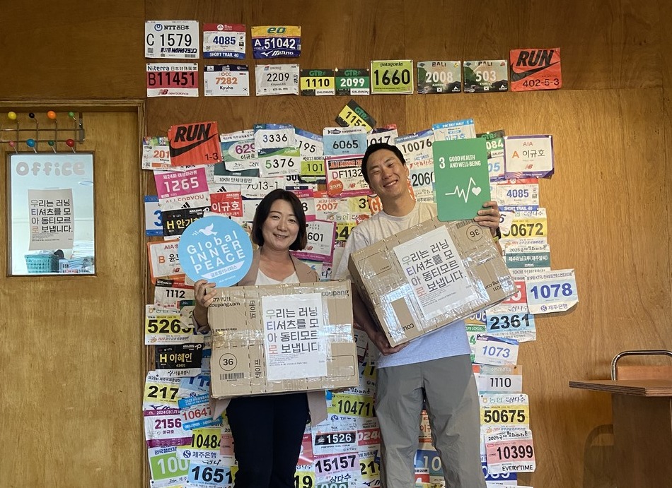 구보는 10일 글로벌이너피스에 동티모르 아이들에게 전달하기 위한 러닝 티셔츠 등 기능성 의류 100여벌을 기탁했다. 사진은 이종해 구보 대표(오른쪽)와 고은경 글로벌이너피스 대표의 물품 기탁식 모습.