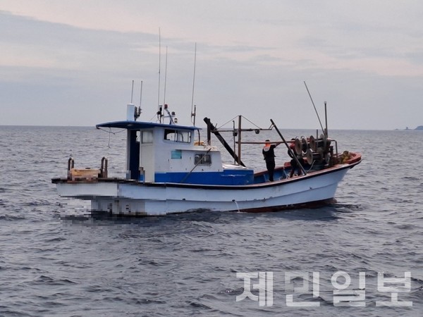 11일 서귀포시 성산읍 해상에서 홀로 조업에 나선 60대가 바다에 추락해 구조됐다.(사진-서귀포해양경찰서)