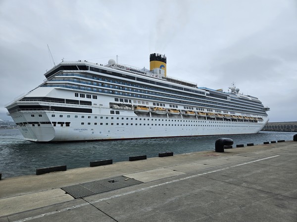 제주 강정항에 정박한 이탈리아 국적의 크루즈선 코스타 세레나호. 제주도 제공