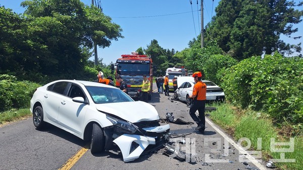 제주의 한 도로에서 차량 3대가 잇따라 추돌해 4명이 병원으로 이송됐다.(사진=도 소방안전본부)