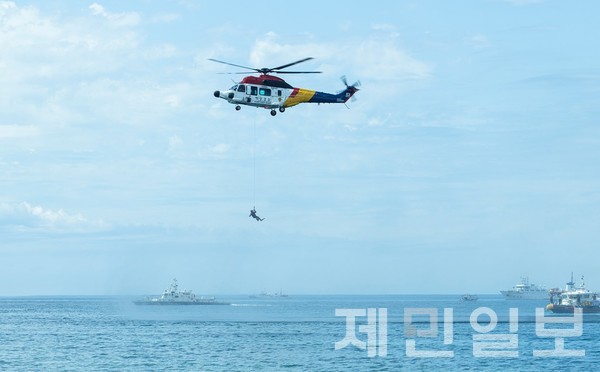 제주해양경찰청은 19일 오후 2시 제주시 삼양해수욕장 앞 해상에서 해수욕장 개장 전 물놀이 사고 대비 인명구조 훈련을 실시했다.전예린 기자 