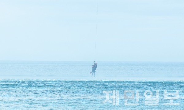 헬기에 탑승했던 구조 대원은 구조용 밧줄인 호이스트에 매달린 채 신호 홍염(붉은 불꽃)을 터뜨려 표류자 위치를 알렸고 서서히 해상 위로 내려와 마지막 익수자까지 구조하는 데 성공했다.전예린 기자 