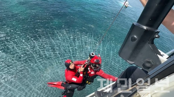 제주지역 대부분 해수욕장이 오는 24일 조기 개장함에 따라 제주해경이 물놀이 사고를 대비함과 동시에 민·관 합동 대응체계를 갖추고자 인명구조 훈련을  진행했다.