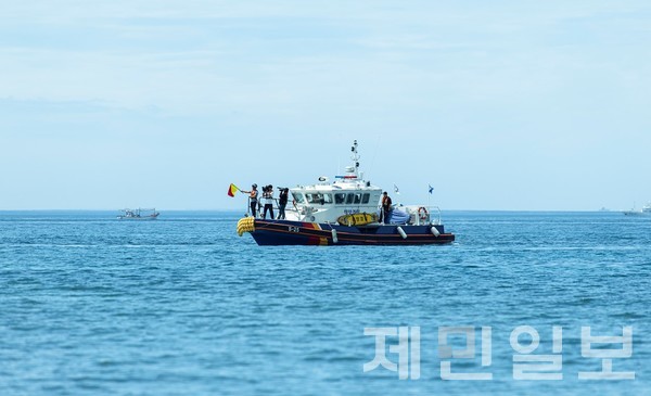 이날 훈련에는 제주해양경찰청과 제주해양경찰서, 해양구조대, 제주소방서, 항공단 등 40여명의 관계기관 인력이 투입됐다.전예린 기자 