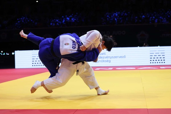 19일(현지시간) 헝가리 부다페스트에서 열린 2025 IJF 세계선수권대회 여자 +78㎏급 동메달 결정전에서 이현지가 네덜란드의 마릿 캄프스를 허리 대돌리기로 한판승을 따내고 있다. 국제유도연맹 제공