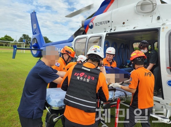 지난 19일 서귀포시 성산읍 오조리 해상에서 물질 중인 A씨가 의식을 잃고 쓰러져 구조 후 닥터헬기로 이송되고 있다.(사진-제주소방안전본부)