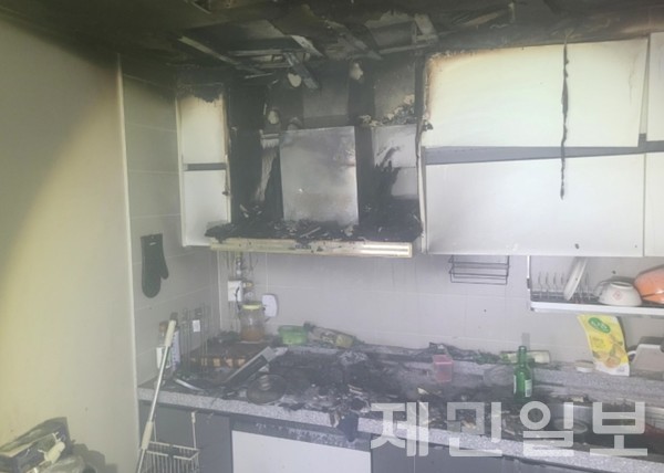 지난 22일 서귀포시 보목동의 한 빌라에서 부부싸움 도중 불이켜진 가스레인지 위로 남편이 던진 방석에 의해 화재가 발생했다.(사진-제주소방안전본부)