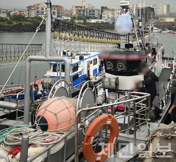 23일 제주시 한림읍 협재항에서 만난 한치잡이 배 선주 한모씨는 비 예보로 체험객들의 낚시 체험 취소 문의가 잇따르고 있다고 하소연 했다.전예린 기자 