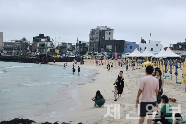 제주지역 해수욕장이 조기 개장한 첫날인 24일 제주시 협재해수욕장을 찾은 도민과 관광객이 물놀이를 즐기고 있다.전예린 기자 