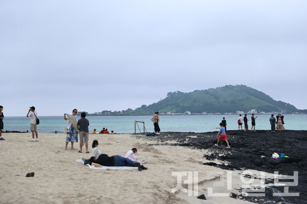 제주지역 해수욕장이 조기 개장한 첫날인 24일 해수욕장을 찾은 도민과 관광객의 모습.전예린 기자 