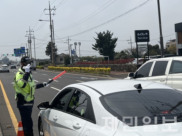 25일 서귀포시 주요 해수욕장 일대에서 실시된 불시 음주단속으로 면허정지 2건이 적발됐다.전예린 기자 