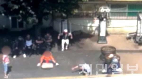 서귀포매일올레시장 공원에서 상습도박판이 벌어지는 모습(서귀포경찰서 제공)