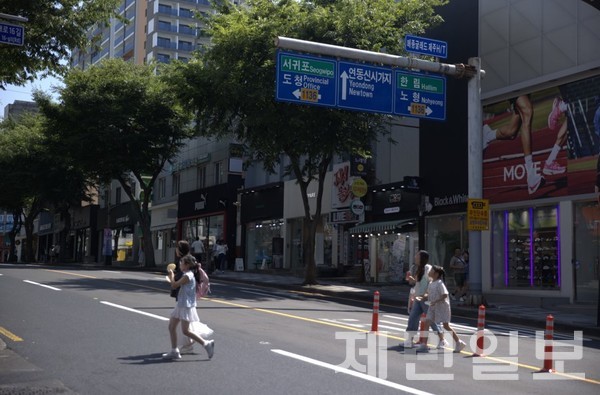 경찰이 단속을 벌이고 있음에도 불구하고 아랑곳하지 않고 무단횡단하는 모습이 여러 차례 목격됐다.전예린 기자 