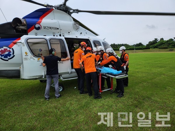 제주에서 조기 출산 등 위험이 있는 임신부들이 잇따라 헬기를 이용해 다른 지역 병원으로 이송됐다.(자료사진)