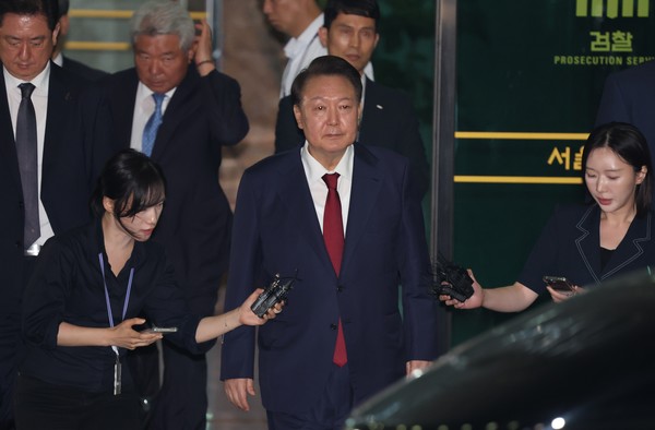 피의자 신분으로 내란 특검 조사를 받은 윤석열 전 대통령이 서초구 서울고검 청사를 나서고 있다.  (연합뉴스)