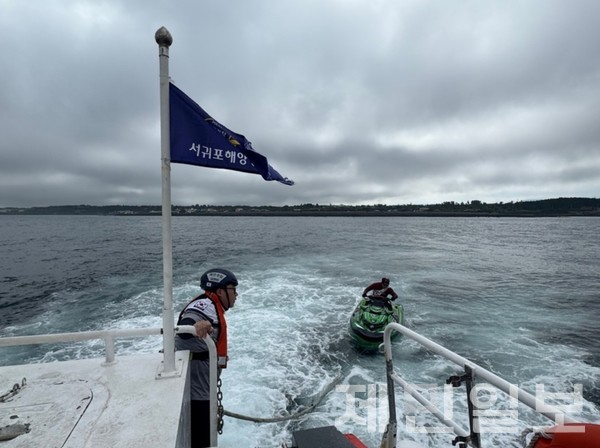 해경이 표류하던 수상 오토바이를 예인하고 있는 모습(사진-서귀포해경)
