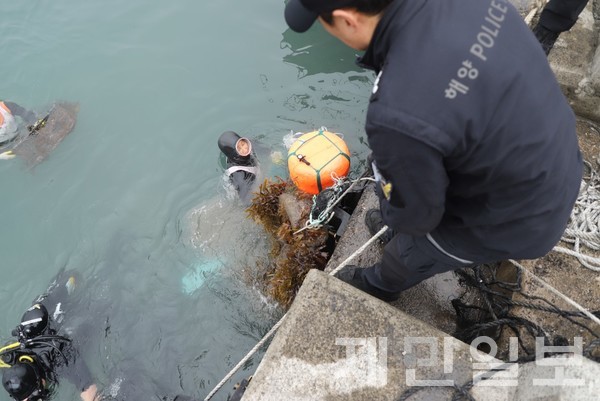 제주해경이 어촌계와 힘을 합쳐 61t의 해양쓰레기를 수거했다.(사진=제주해양경찰청)