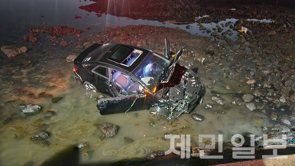 술을 마시고 차를 몰다 사고를 낸 20대 운전자가 입건됐다.(사진=도 소방안전본부)