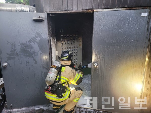 3일 중문관광단지 소재 한 호텔 기계실에서 불이나 투숙객들이 대피하는 소동이 벌어졌다.(사진-제주도소방안전본부)