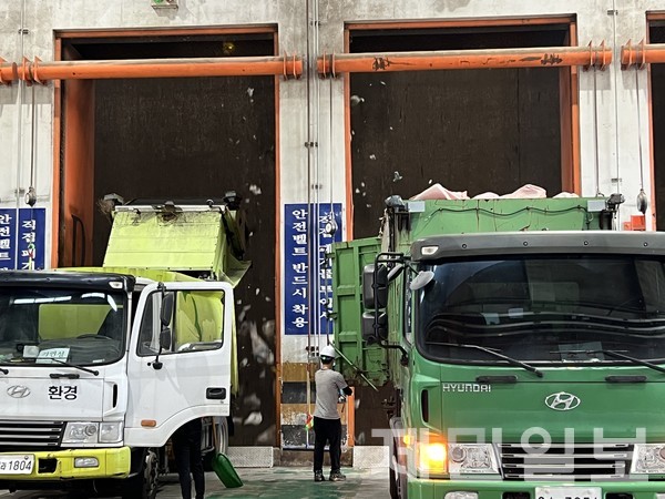 제주시 구좌읍 동복리와 북촌리 주민들로 구성된 제주환경자원순환센터 주민지원협의체 감시단은 3일 오후부터 진입로 봉쇄를 해제했다.전예린 기자 