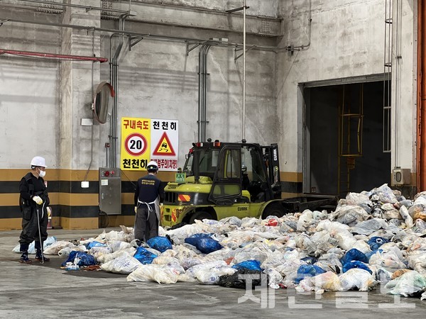 3일 오전 제주환경자원순환센터 주민지원협의체 감시단이 반입 금지된 쓰레기들을 분류하고 있다.전예린 기자 