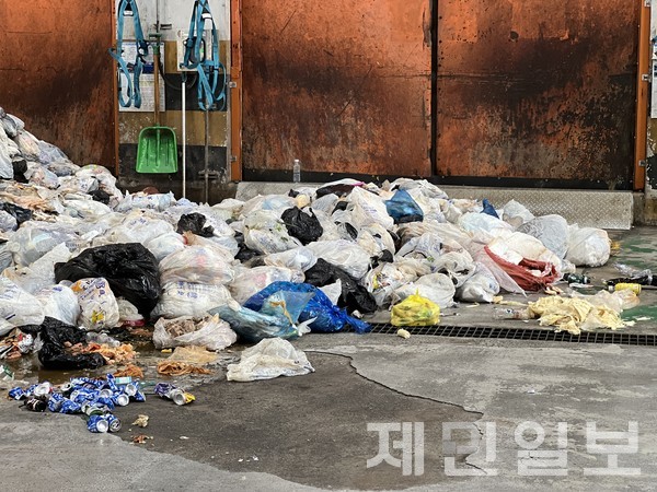 소각장에 반입 금지된 쓰레기들이 쌓여 있는 모습.전예린 기자 