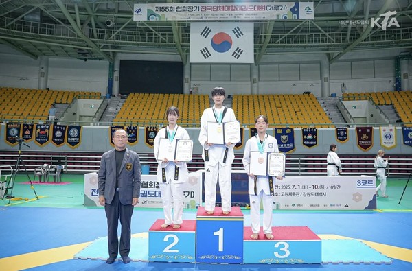 여자 일반부 -49kg급 금메달 김유라(단상 중앙).