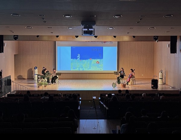 지난 5일 표선면복합문화체육센터에서 4·3 역사 바로 알기 교육과 연계한 ‘앙상블 쁘띠꼬숑-클래식 그림책 콘서트’가 열렸다.