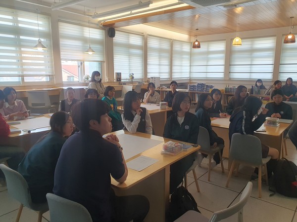 제주중앙여자고등학교 학생들이 오는 11일 제주4·3 문학 작가와의 대화 행사를 앞두고 사전 독서를 통해 질문을 준비하는 시간을 갖고 있다.