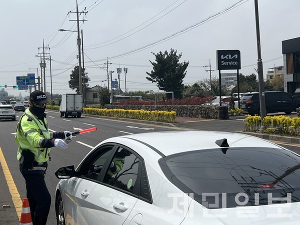 음주운전 사고 시 처벌을 강화한 윤창호법 시행 후에도 제주에서 음주운전이 끊이지 않으면서 도민들의 안전을 위협하고 있다.전예린 기자 