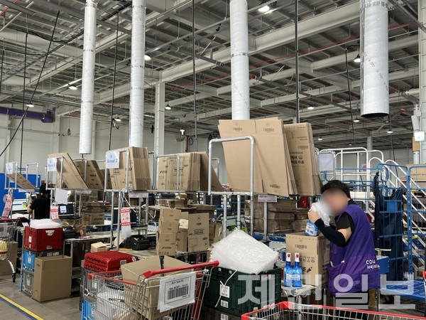 폭염특보가 내려진 10일 제주시 애월읍에 위치한 한 쿠팡 물류센터에서 한 작업자가 땀에 흠뻑 젖은 채 포장 작업을 하고 있다.전예린 기자 
