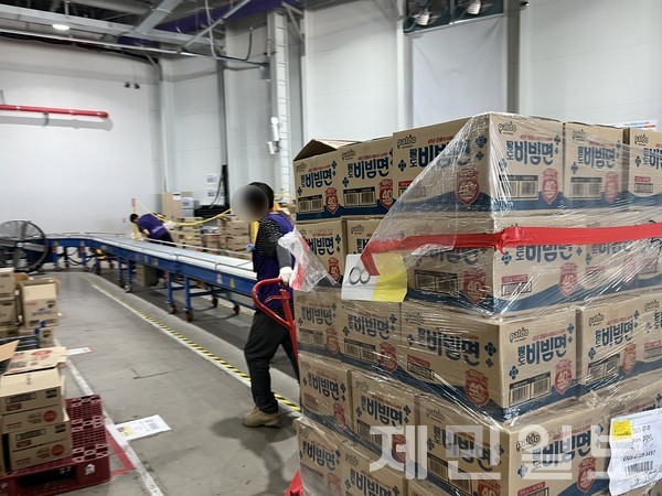 숨이 턱턱 막히는 무더운 날씨에도 정해진 시간 안에 작업을 마쳐야 하는 물류센터 내 작업자들은 쉴새 없이 분주하게 몸을 움직이고 있었다.전예린 기자 