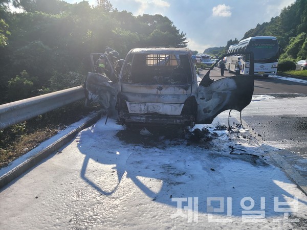 14일, 서귀포시 상예동 한 도로를 주행 중인 1t 트럭에서 화재가 발생했다.(사진-제주도소방안전본부)