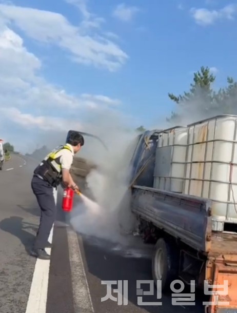 14일 오후 5시께 서귀포시 상창교차로 일대에 정차된 1t 트럭에서 불이 나는 사고가 발생했다.(사진=제주자치경찰단)