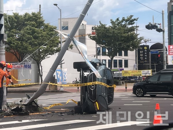 15일 오전 제주시 연동 신시가지 입구 교차로에서 차량 한 대가 전도되는 사고가 발생했다.전예린 기자 