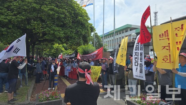 광령1리 마을회는 15일 제주도청 앞에서 '종합폐기물처리시설 반대 주민 총궐기대회'를 열었다.전예린 기자 
