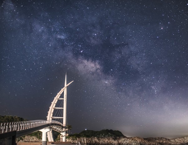 새연교 야간 전경