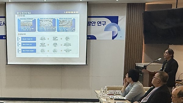 제주도시·교통문제연구회 주최로 '제주 도시계획을 통한 원도심 등 주차문제 해소 방안 연구' 중간보고회 및 토론회가 16일 도의회 소통마당에서 열렸다. 김은수 기자