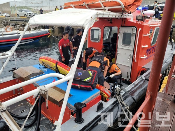 17일 오전 서귀포시 하효동 쇠소깍 인근 해상에서 실종 신고가 접수된 70대가 숨진 채 발견됐다.(사진-제주소방안전본부)