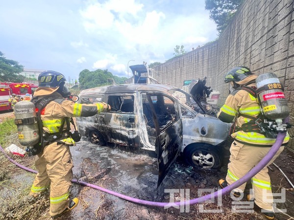 17일 오후 1시40분께 제주시 삼양동의 한 야적장에서 불이 나는 사고가 발생했다.(사진=제주소방안전본부)